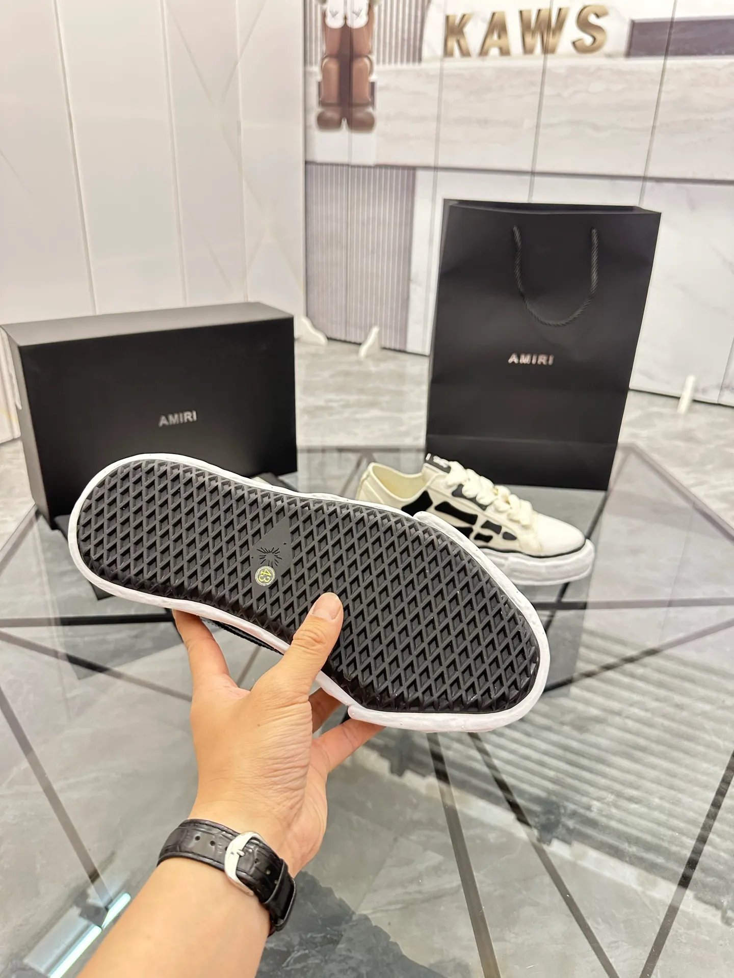 Men's shoes: 💰P520¥ High-end quality Product trademark: AMIRI* "Emil*" low-top casual shoes Regular size: 39-45 (can be customized to 46) Product materials: Upper imported original fabric spliced ​​cowhide, breathable lining, original outsole. Number: 525